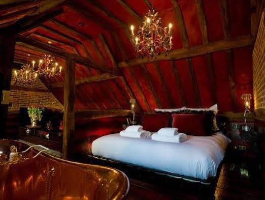 Hotel Crazy Bear Beaconsfield Esterno foto The bedroom