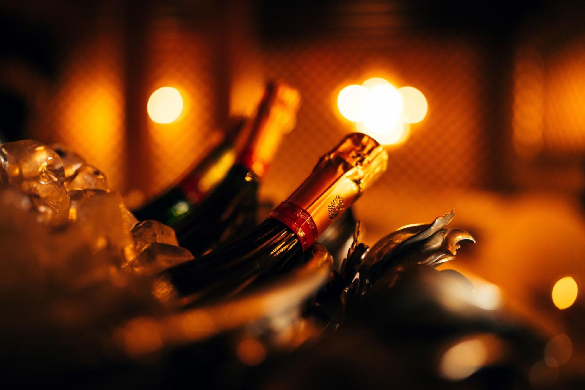 Hotel Crazy Bear Beaconsfield Esterno foto Champagne bottles in a cooler