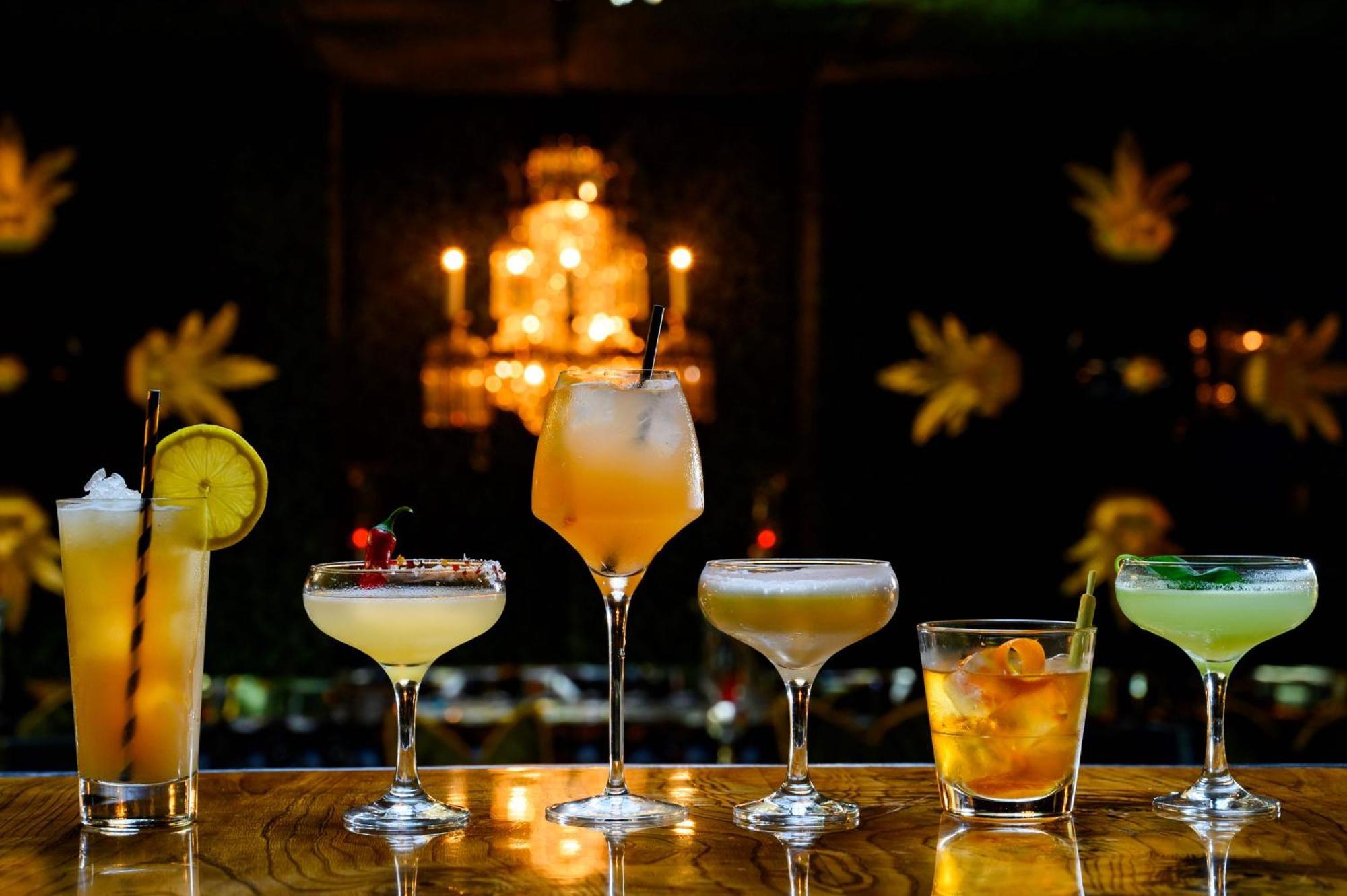 Hotel Crazy Bear Beaconsfield Esterno foto Cocktails at the bar