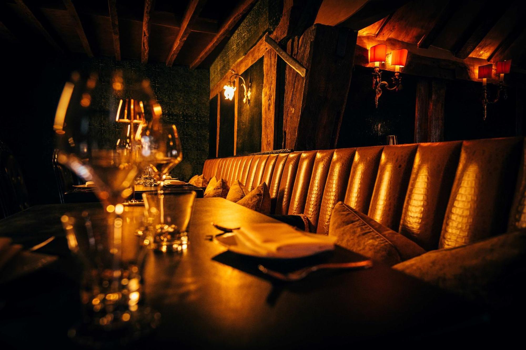 Hotel Crazy Bear Beaconsfield Esterno foto The interior of the restaurant