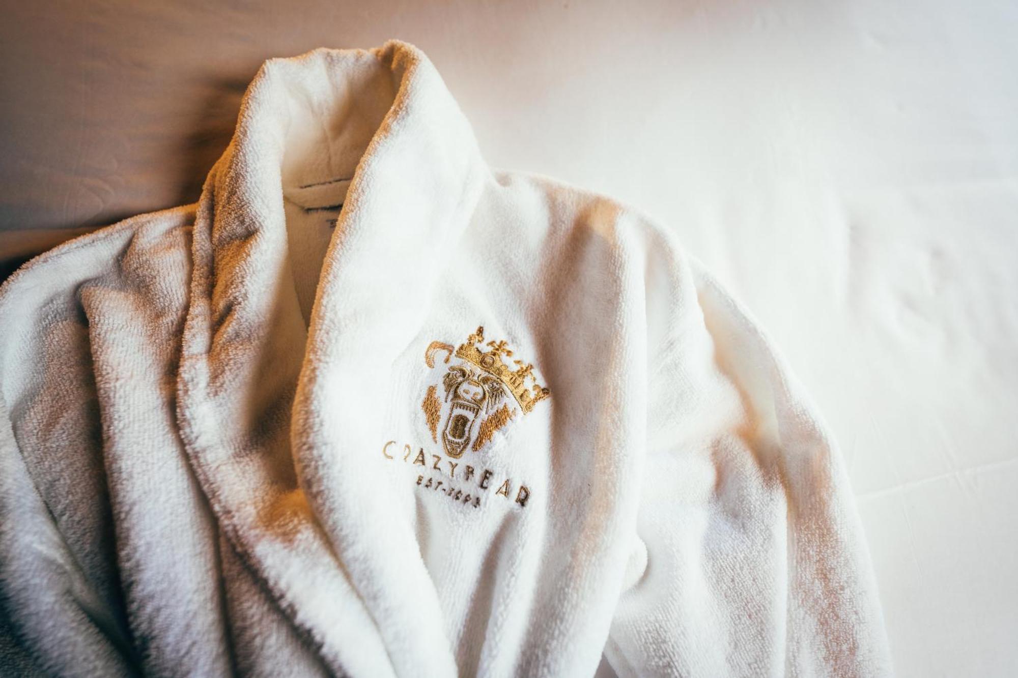 Hotel Crazy Bear Beaconsfield Esterno foto A bathrobe