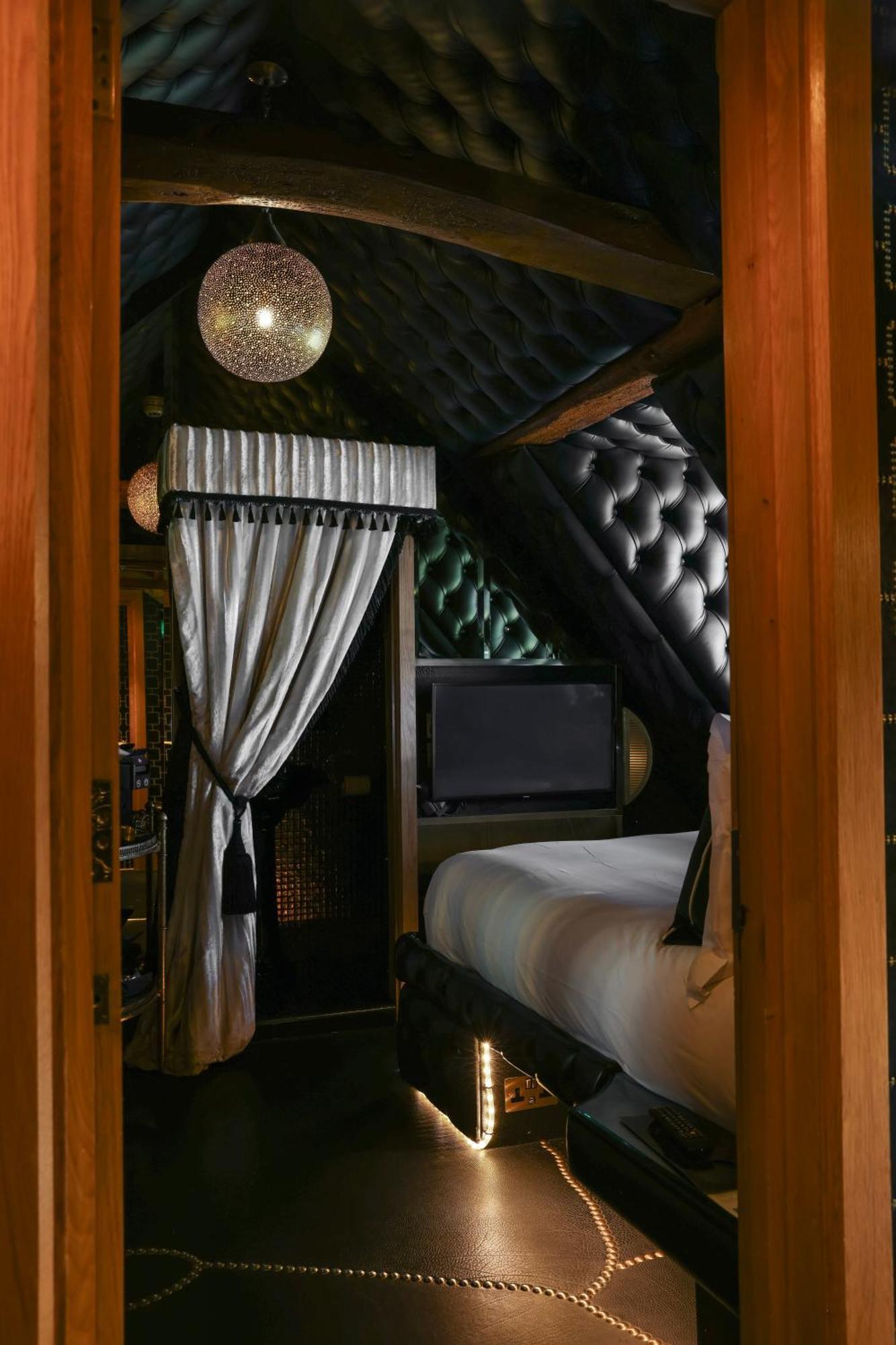 Hotel Crazy Bear Beaconsfield Esterno foto