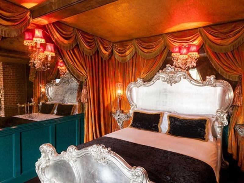 Hotel Crazy Bear Beaconsfield Esterno foto The interior of a suite at the Gilt Hotel